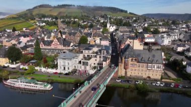 Traben-Trarbach 'ın sonbaharında Sabah Sisi ile Hava Aracı Çekimi. Moselle Nehri sonbaharın başlarında, Almanya 'da. Moselland 'da. 4k UHD