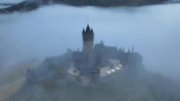 科切姆美丽的11世纪城堡 位于德国莱茵兰 帕拉廷的莫萨尔河畔 空降无人机清晨射击 高质量的4K镜头 — 图库视频影像