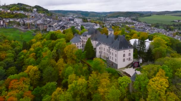 Wiltz Luxemburg Luftaufnahme Herbst Von Schloss Wiltz Bewölktes Wetter Drohnenaufnahmen — Stockvideo