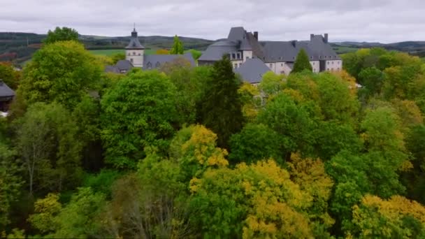 Wiltz Lüksemburg Wiltz Kalesi Nin Sonbaharında Havadan Çekilmiş Bulutlu Hava — Stok video