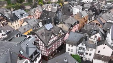 Cochem City, Almanya 'da bir Mosel nehrinde. Sisli bulutlu bir günde hava aracı atışı. Yüksek kalite 4k görüntü