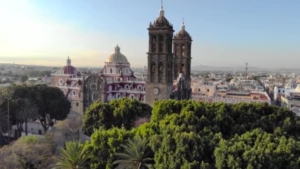 プエブラ サラゴサ メキシコ Zocalo広場で中央イギリスの大聖堂 プエブラの空中ドローンショット — ストック動画