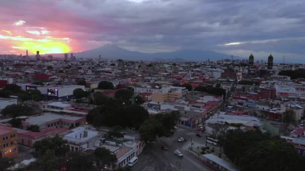プエブラの劇的な夜の夕日プエブラ州のサラゴサ市内中心部の空中ドローン撮影 — ストック動画