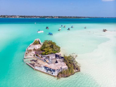 Bacalar Quintana Roo, Meksika Korsan Kanalı 'nın insansız hava aracı görüntüsü. Göl kıyısındaki yedi renkli gemi enkazı adası.