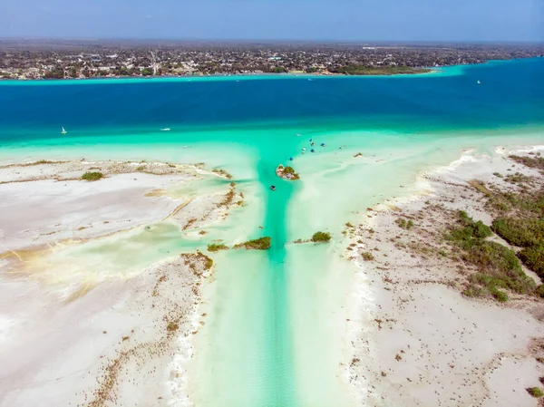 Bacalar Quintana Roo, Meksika Korsan Kanalı 'nın insansız hava aracı görüntüsü. Göl kıyısındaki yedi renkli gemi enkazı adası.