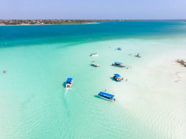 Bacalar Quintana Roo, Meksika 'daki korsan kanalının hava manzarası. Gökten gelen yedi renkli göl. Yüksek kalite fotoğraf