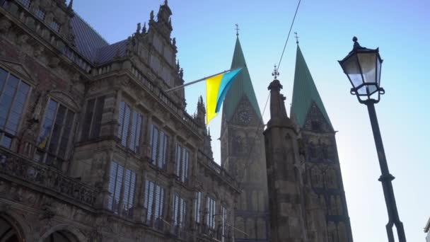 乌克兰国旗在不来梅的一座建筑物上 德国著名城市的主广场上有乌克兰国旗 Uhd — 图库视频影像