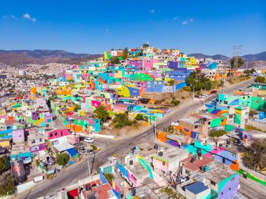 Pachuca 'nın Cubitos bölgesindeki renkli binalar, Hidalgo eyaleti, Meksika. Grand Duvar - Dünyanın en büyük duvar resmi.