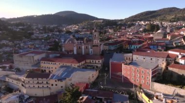 Real Del Monte, Hidalgo, Meksika 'nın insansız hava aracı görüntüleri. Sihirli şehir Pachuca şehrinin yakınında gün doğumunda.
