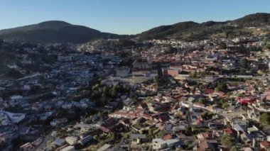 Real Del Monte, Hidalgo, Meksika 'nın insansız hava aracı görüntüleri. Sihirli şehir Pachuca şehrinin yakınında gün doğumunda.