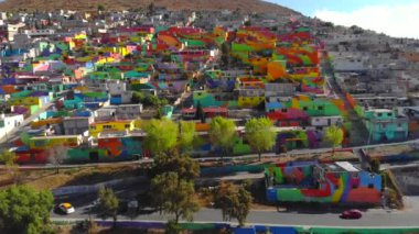 Pachuca de Soto 'daki Macromural - Pachuca' daki Cubitos semtinde renkli binalar, Hidalgo eyaleti, Meksika. 