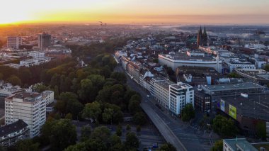 Bremen, Almanya. Gündoğumunda Bremen Tarihi Merkezi 'nde hava görüntüsü. 4k, 5k UHD