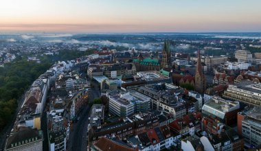 Bremen, Almanya. Gündoğumunda Bremen Tarihi Merkezi 'nde hava görüntüsü. 4k, 5k UHD