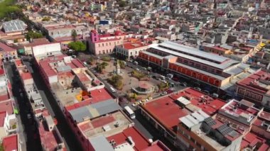 Pachuca de Soto, Plaza de la Constitucion 'un havadan görünüşü ve Pachuca, Hidalgo' nun merkezinde renkli evler. Yüksek kalite 4k görüntü