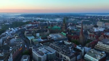 Bremen, Almanya. Gündoğumunda Bremen Tarihi Merkezi 'nde hava görüntüsü. 4k, 5k UHD