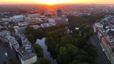 Bremen, Almanya. Gündoğumunda Bremen Tarihi Merkezi 'nde hava görüntüsü. 4k, 5k UHD