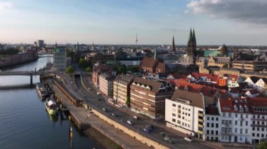 Bremen, Almanya. Gündoğumunda Bremen Tarihi Merkezi 'nde hava görüntüsü. 4k, 5k UHD