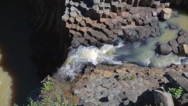 Pryzmaty Bazaltowe Park Narodowy Formacjami Geometrycznymi Wodospadu Epoka Plejstocenu Cud — Wideo stockowe