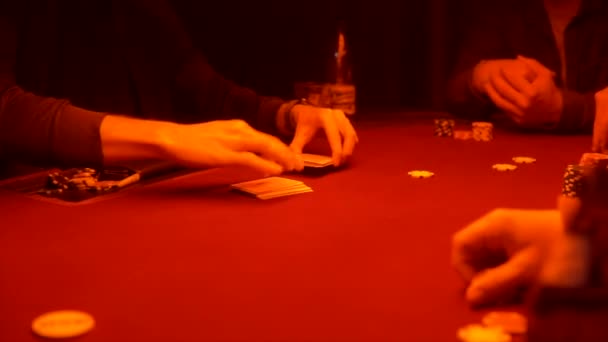 Kasino Återförsäljare Sätta Kort Rött Bord Pokerspel Spel Livsstil Private — Stockvideo