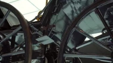 Stuttgart, Almanya - 09 10 2020: Benz Patent-Motorwagen 1886 'dan dünyanın ilk benzin otomobili. Bugünün selefi Mercedes. Yüksek kalite 4k görüntü