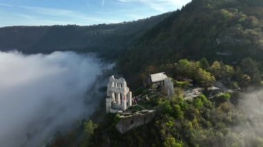 Traben-Trarbach 'ın sonbaharında Sabah Sisi ile Hava Aracı Çekimi. Moselle Nehri sonbaharın başlarında, Almanya 'da. Moselland 'da. 4k UHD