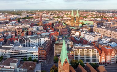 Bremen, Almanya. Gündoğumunda Bremen Tarihi Merkezi 'nde hava görüntüsü. 4k, 5k UHD