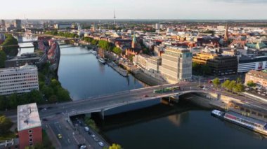 Bremen, Almanya. Gündoğumunda Bremen Tarihi Merkezi 'nde hava görüntüsü. 4k, 5k UHD
