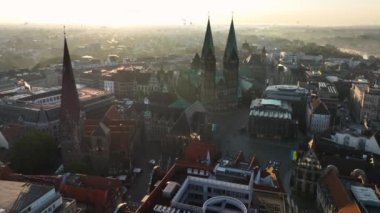 Bremen, Almanya. Gündoğumunda Bremen Tarihi Merkezi 'nde hava görüntüsü. 4k, 5k UHD