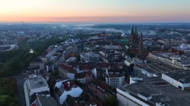 Bremen, Almanya. Gündoğumunda Bremen Tarihi Merkezi 'nde hava görüntüsü. 4k, 5k UHD