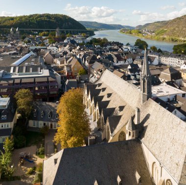 Andernacher Kalesi 'nin hava aracı görüntüsü. Andernach, Almanya, Rheinland-Palatinate eski şehir duvarlarının kuleleri. 4k