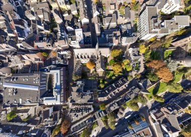Andernacher Kalesi 'nin hava aracı görüntüsü. Andernach, Almanya, Rheinland-Palatinate eski şehir duvarlarının kuleleri. 4k