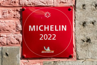 Reims, Fransa - 15 Ekim 2022: Michelin Restoranı 2022 Logo işareti ve iyi bir yer için kırmızı rehber kitabı. Yüksek kalite fotoğraf
