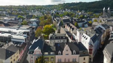 Andernacher Kalesi 'nin hava aracı görüntüsü. Andernach, Almanya, Rheinland-Palatinate eski şehir duvarlarının kuleleri. 4k