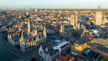 Gent Belçika Havacılık, şehir merkezinin üzerinde uçuyor. Gün batımında kilise manzarası var. Ekim 2022. Yüksek Kaliteli İHA fotoğrafı
