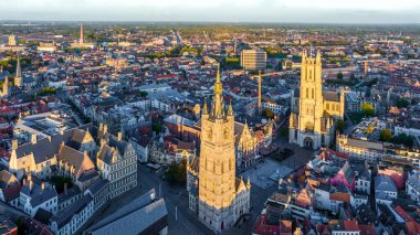 Gent Belçika Havacılık, şehir merkezinin üzerinde uçuyor. Gün batımında kilise manzarası var. Ekim 2022. Yüksek Kaliteli İHA fotoğrafı