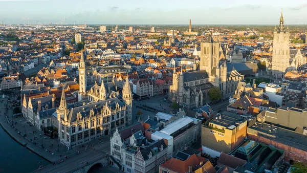 ゲント ベルギー教会の街並みを望むダウンタウンエリアを飛行する航空機日没時 10月2022 高品質のドローン写真 ストック写真
