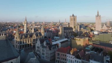 Gent Belçika Havacılık, şehir merkezinin üzerinde uçuyor. Gün batımında kilise manzarası var. Ekim 2022. 4k Görüntü