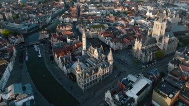 Gent Belçika Havacılık, şehir merkezinin üzerinde uçuyor. Gün batımında kilise manzarası var. Ekim 2022. 4k Görüntü