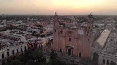 Gündoğumu İHA 'sı Meksika' da vuruldu. Merida Katedrali 'nin Merida, Yucatan' daki Grand Plaza 'daki hava manzarası. Yüksek kalite 4k görüntü