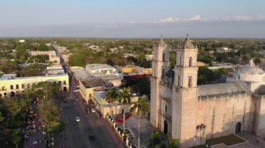 Yucatan Valladolid şehrinin havadan görünüşü. San Servacio Kilisesi. Rahip Francisco Hernandez tarafından 1545 yılında inşa edilmiş. Meksika mı? Yüksek kalite 4k görüntü