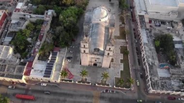 Yucatan Valladolid şehrinin havadan görünüşü. San Servacio Kilisesi. Rahip Francisco Hernandez tarafından 1545 yılında inşa edilmiş. Meksika mı? Yüksek kalite 4k görüntü