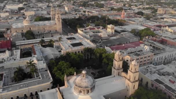 在墨西哥拍摄的日出无人机 位于尤卡坦梅里达大广场的梅里达大教堂的空中景观 高质量的4K镜头 — 图库视频影像