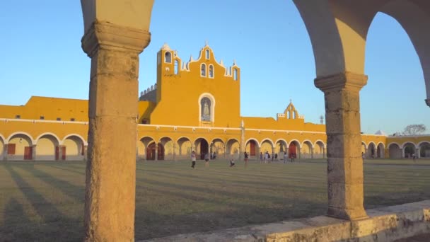 Izamal Yucatan Mexico San Antonio Padua Convent Catholic Church Pueblo — Stock Video