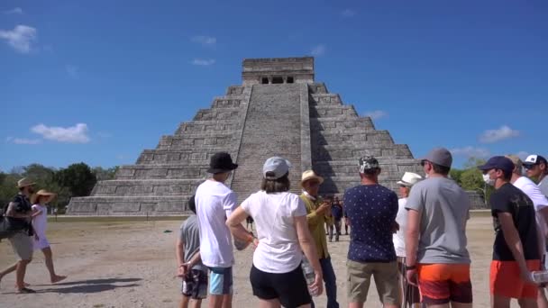 Chichen Itza Mexico エイプリル2022 キャスティロやククルカン寺院は ユカタンの最も有名なランドマークの1つであるチェン イッツァのピラミッドとしても知られています 高品質のフルHd映像 — ストック動画