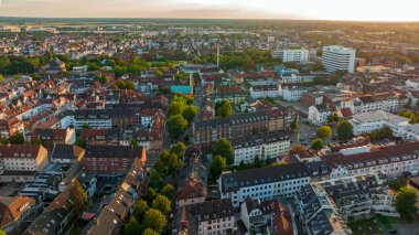 Bremen, Almanya. Gündoğumunda Bremen Tarihi Merkezi 'nde hava görüntüsü. 4k, 5k UHD