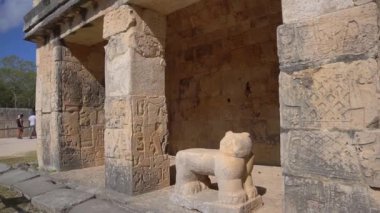 CHICHEN ITZA, MEXICO - Yukatan Yarımadası 'ndaki Maya uygarlığının kalıntıları. Duvarları oydum ve binaları restore ettim. Yüksek kaliteli FullHD görüntüler