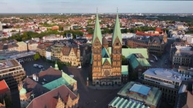 Bremen, Almanya. Gündoğumunda Bremen Tarihi Merkezi 'nde hava görüntüsü. 4k, 5k UHD