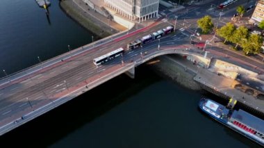 Bremen, Almanya. Weser nehri üzerindeki Wilhelm-Kaisen Köprüsü 'nün hava görüntüsü. Toplu taşıma geçiyor. Gün batımı zamanı 4k, 5k UHD