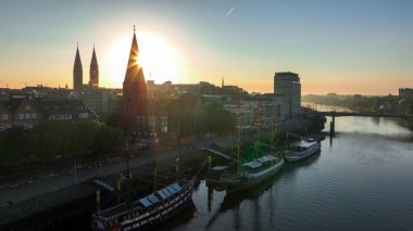 Bremen, Almanya. Gündoğumunda Bremen Tarihi Merkezi 'nde hava görüntüsü. 4k, 5k UHD