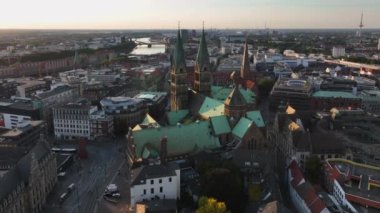 Bremen, Almanya. Gündoğumunda Bremen Tarihi Merkezi 'nde hava görüntüsü. 4k, 5k UHD